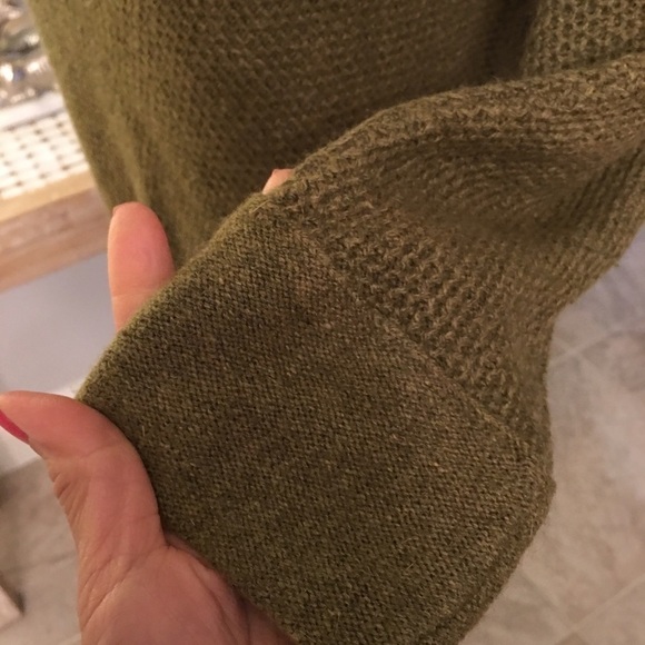 New- LOFT sweater. (11/20) - Picture 3 of 4